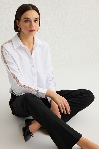 Trendyol Collection Normál, normál szabású szőtt ing csipkerészlettel a fehér karokon és a vállakon TWOSS25GO00049