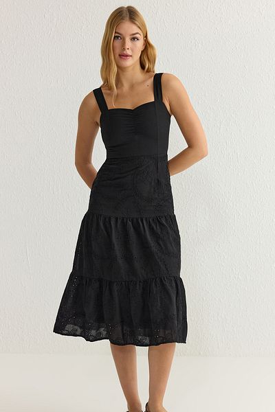 Trendyol Collection Černé tkané šaty s podšívkou a výšivkou v pase TWOSS23EL00156