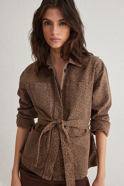 Trendyol Collection Braune Jeansjacke mit mehrfarbigem Leopardenmuster und Gürtel TWOSS25CE00027