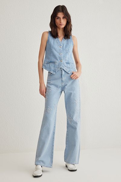 Trendyol Collection Hellblaue, mit Blumen bestickte Jeans mit hoher Taille und weitem Bein TWOSS25JE00047