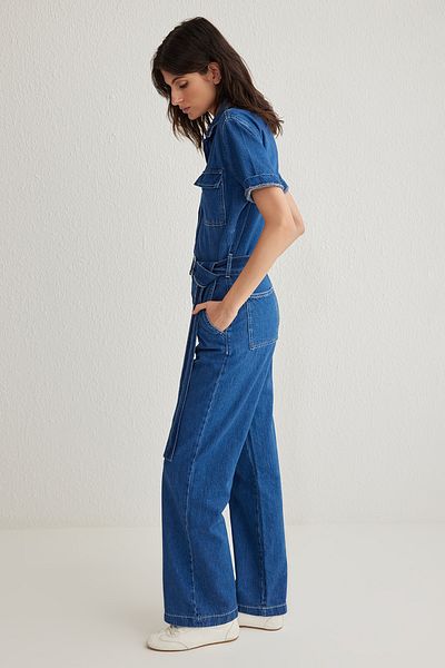 Trendyol Collection Blauer, kurzärmliger Denim-Overall mit Taschendetail und Gürtel TWOSS25TU00003