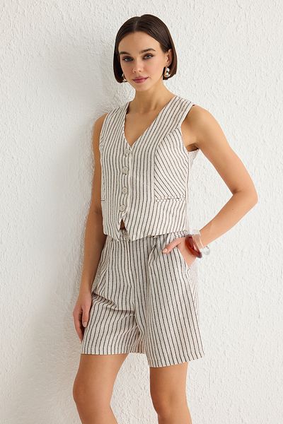 Trendyol Collection V-nyakú csíkos mellény és rövidnadrág szett - TWOSS25AU00033