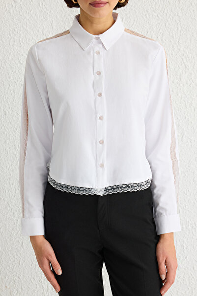 Trendyol Collection Normál, normál szabású szőtt ing csipkerészlettel a fehér karokon és a vállakon TWOSS25GO00049