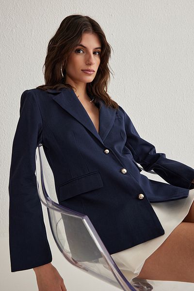 Trendyol Collection Marineblaue, taillierte Blazerjacke aus Gabardine mit Knopfleiste TWOSS25BC00006