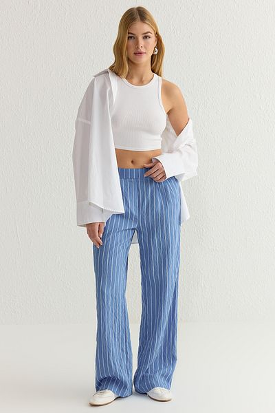 Trendyol Collection Blau gestreifte Crinkle-Hose mit normaler Taille und weitem Bein TWOSS25PL00017