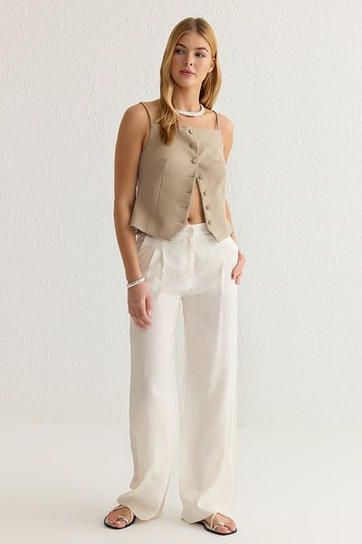Trendyol Collection Beigefarbene Modalhose mit weitem Bein und Knöpfen – TWOSS25PL00004