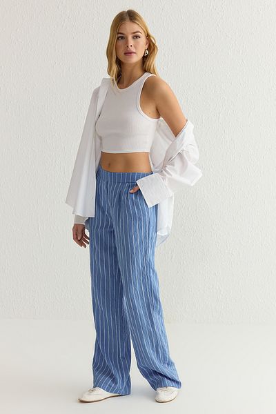 Trendyol Collection Blau gestreifte Crinkle-Hose mit normaler Taille und weitem Bein TWOSS25PL00017