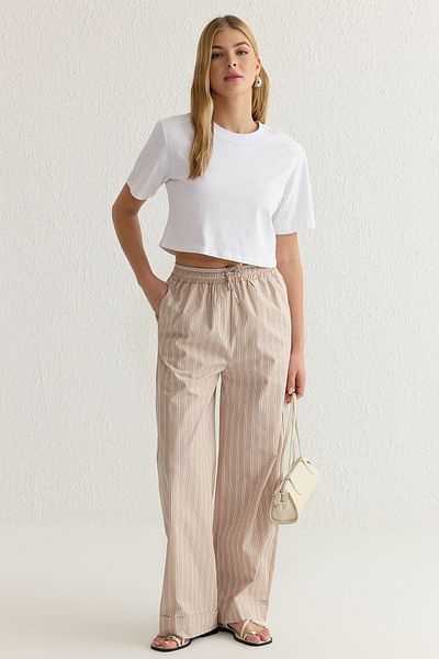 Trendyol Collection Beige gestreifte Hose mit weitem Bein und elastischem Bund – TWOSS25PL00009