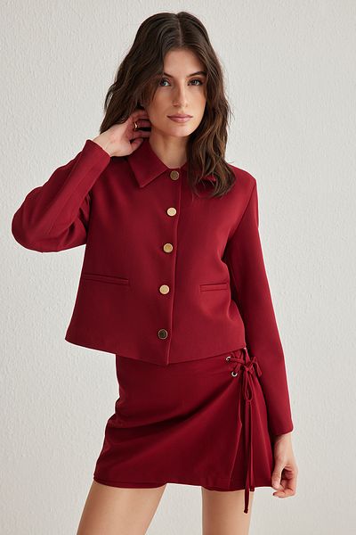 Trendyol Collection Burgunderrote, gewebte Blazerjacke mit Knopfdetail und Hemdkragen TWOSS25BC00003