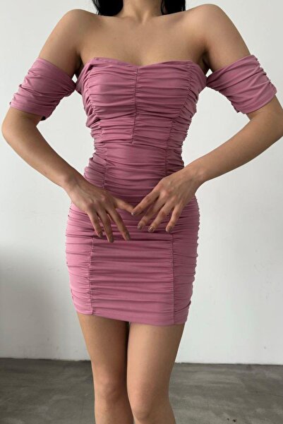 Mossta Φόρεμα με σκούρο ώμο σε πούδρα