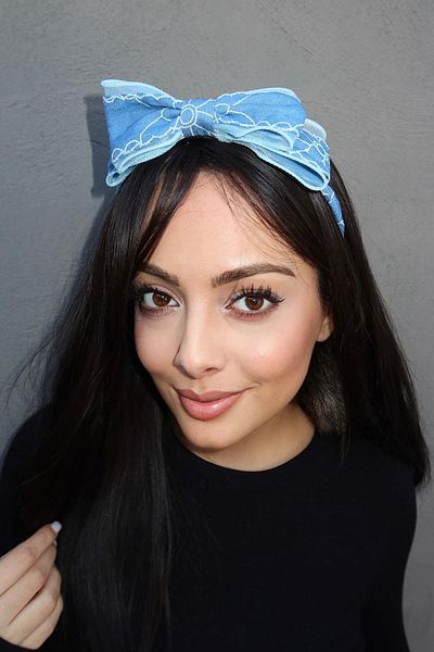 TAKIŞTIR تاج منقوش بالزهور مع شكل شريطي باللون الأزرق