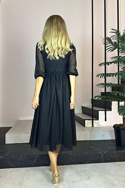 gesmoda M1986 Ασημί φόρεμα με λαιμόκοψη σε μαύρο χρώμα