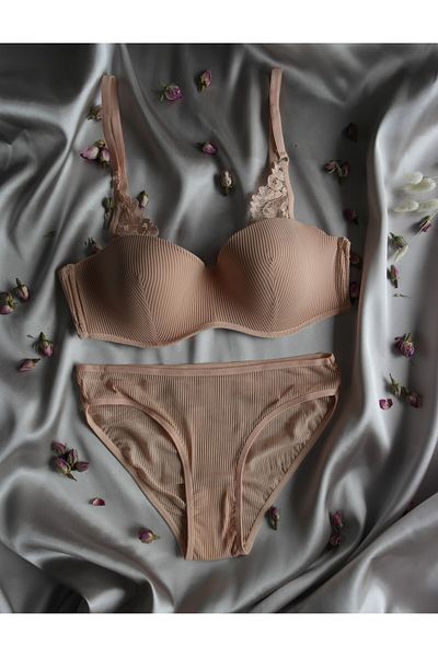 love secret طقم حمالة صدر وسراويل داخلية من الدانتيل المخطط من Lotus - تصميم أنيق ومريح