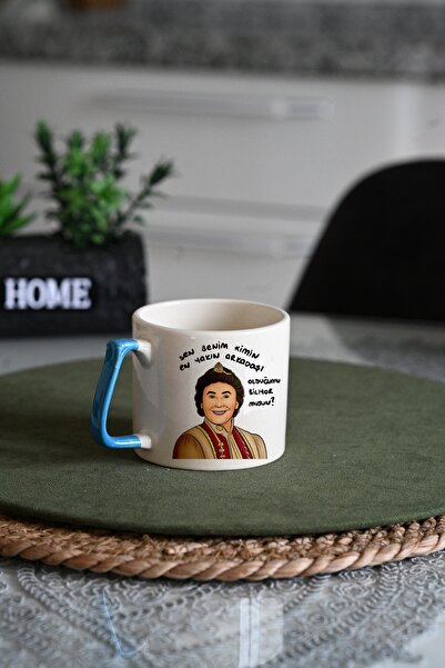 dik başlıyım Çünkü eğilince tacım düşüyor Sen Benim Kimin En Yakın Arkadaşı Olduğu Mu Biliyor Musun? Kupa Bardak