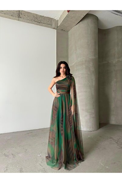 Serica Moda Πράσινο μακρύ βραδινό φόρεμα με σάλι ώμου και λεπτομέρεια λουλουδιών