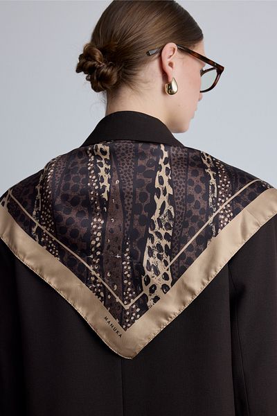 Manuka Schal aus Satin mit Leopardenmuster – Honigschaum