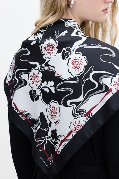 Manuka Halstuch aus Satin mit Sakura-Muster – Schwarz