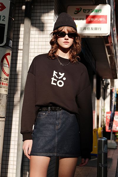 Manuka Schwarzes Oversize-Sweatshirt – Druckdetail