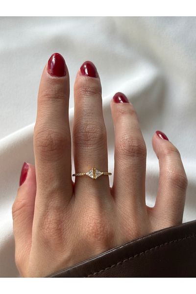 ringbox خاتم ذهبي مع حجر مثلث