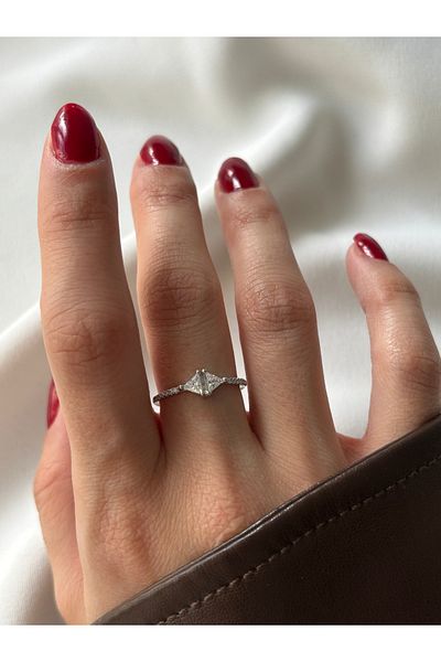ringbox خاتم حجر مثلث فضي اللون