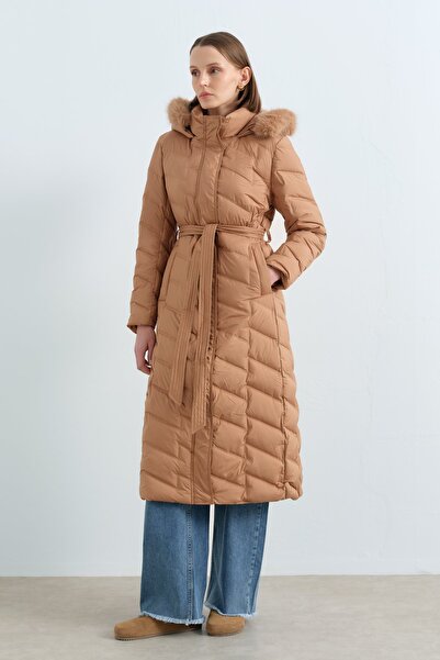 Nihan Kapşonlu Kaz Tüyü Mont Camel