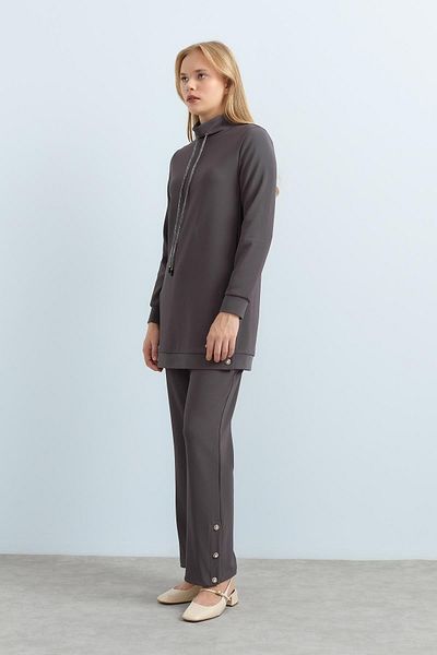 Nihan Buton de piatră - ? 
 
 
 
 Costum pantalon cu jachetă cu rever detaliat