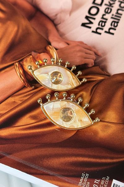 Trendy Butik أقراط العين المصنوعة من الفولاذ باللون الكريمي