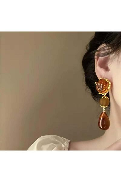 Pelin Aksesuar حلق طويل بتصميم مطرز باللون البني