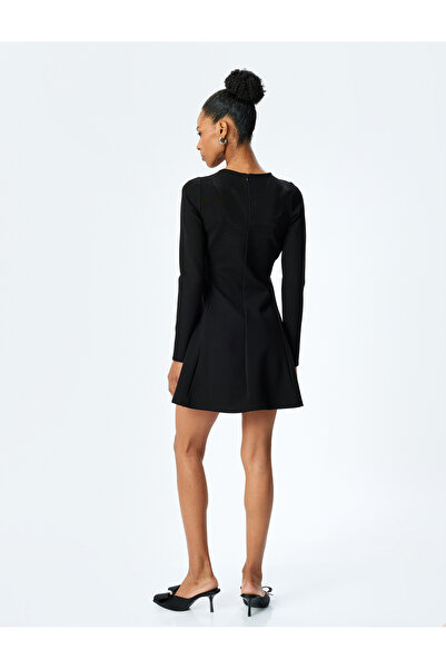 Koton Minišaty z krepové tkaniny s výstřihem a dlouhým rukávem Slim Fit Bell Sukně