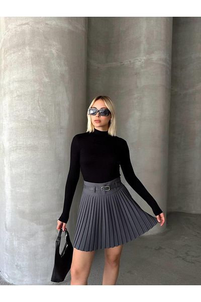 Touz Moda Fusta mini plisată cu detaliu curea și pantaloni scurți