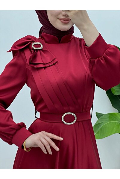 Modamorfo Satynowa suknia wieczorowa z broszką, kokardką i kamiennym paskiem