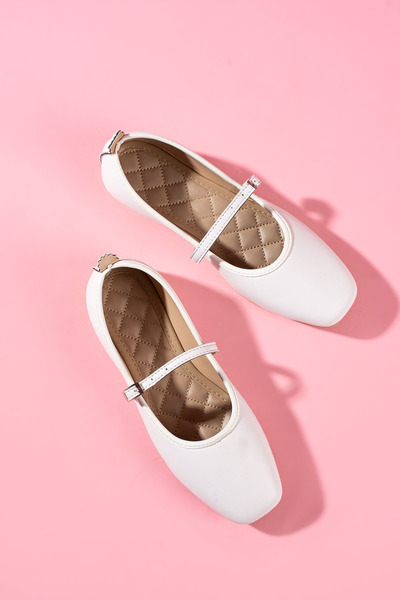 FUGA MODA Μπαλαρίνες με λουράκι με αγκράφα Belton White Skin