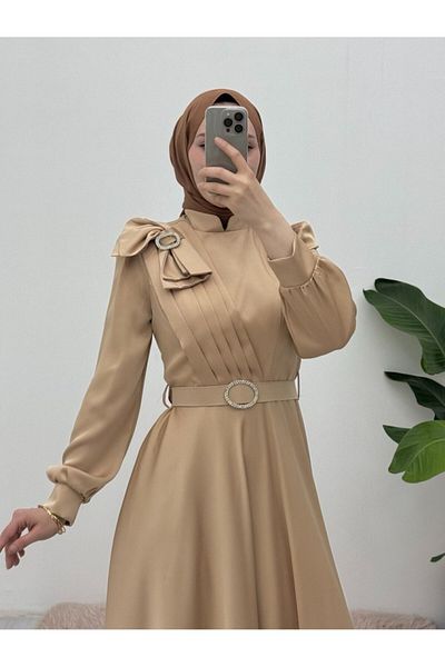 Modamorfo Satin-Abendkleid mit Brosche, Schleife und Steingürtel