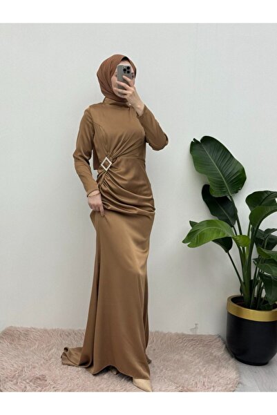 Modamorfo Satynowa suknia wieczorowa z marszczonymi bokami i detalami z kamienia taka