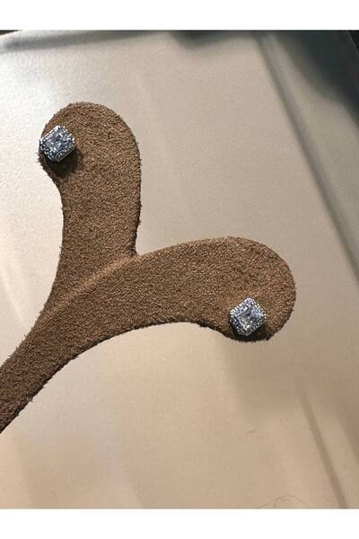 Esmeray Aksesuar Vip Çelik Gümüş Renk Zirkon Baget Taşlı Antialerjik Minimal Küpe Genişlik 5 mm.