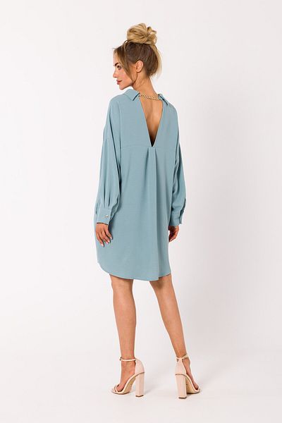 Made of Emotion This relaxed fit shirt dress has been embellished with a chain in the V neck in the back.
