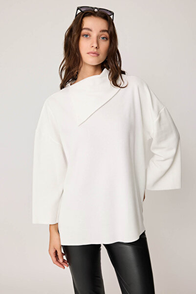 Vitrin بلوزة محبوكة ذات ياقة غير متماثلة وفتحات جانبية