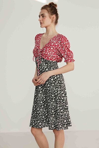 Vitrin Garnili Çıtır Çiçek Desen V Yaka Elbise