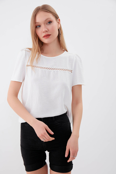 Vitrin بلوزة بأكمام قصيرة مزينة بالدانتيل