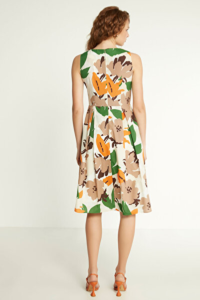 Vitrin فستان بفتحة رقبة على شكل V وجيب بتفاصيل نافذة