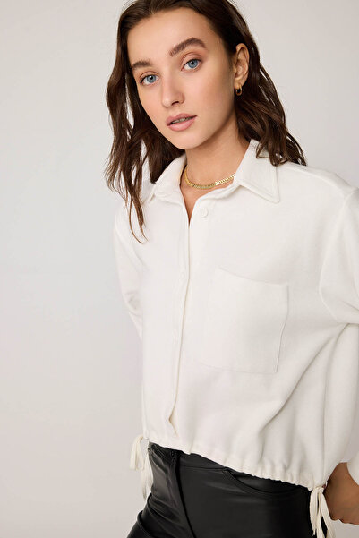 Vitrin Πλεκτή μπλούζα με κουμπιά μπροστά με κορδόνι μέχρι τη μέση