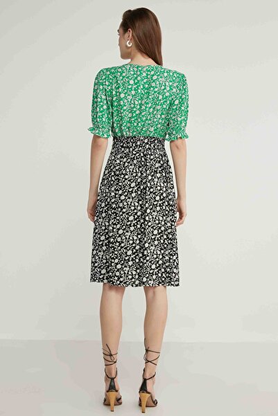 Vitrin Šaty s chrumkavým kvetinovým vzorom s výstrihom do V a ozdobou