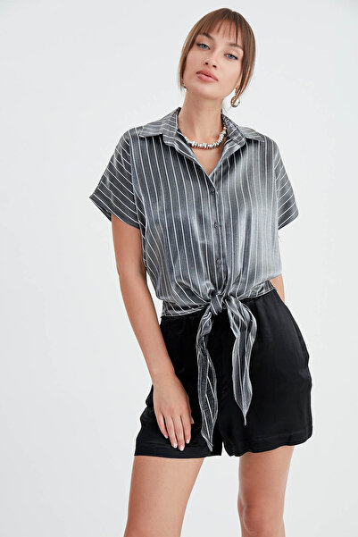 Vitrin Ριγέ γυαλιστερό σατέν πουκάμισο με γραβάτα μπροστά