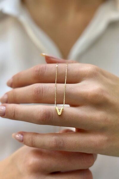 SEYHAN KUYUMCULUK V Harfli Altın Kolye