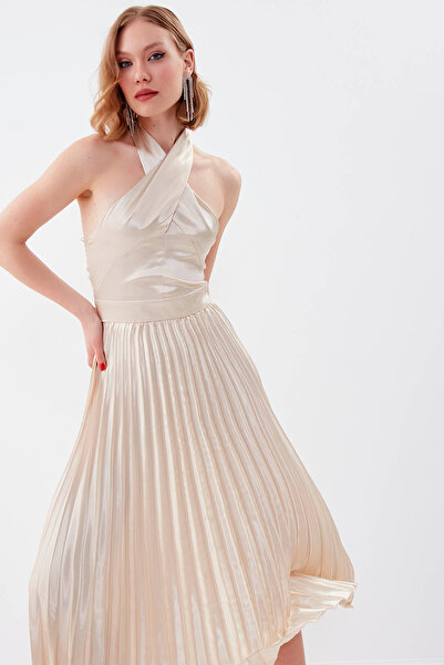 Vitrin Sırt Dekolteli Boyundan Bağlamalı Piliseli Elbise