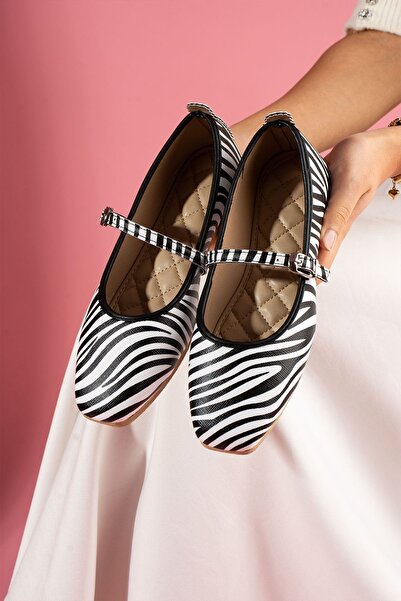 FUGA MODA Μπαλαρίνες με μοτίβο Belton Zebra με λουράκι με αγκράφα