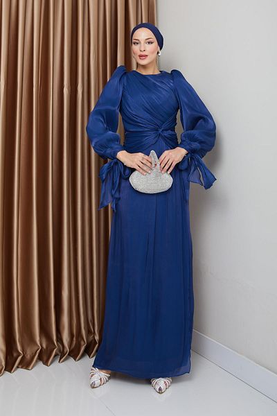 Olcay Silk Hijab Yoryo Abendkleid – K. INDIGO 1224 mit Volant, Schleife und Ärmeln