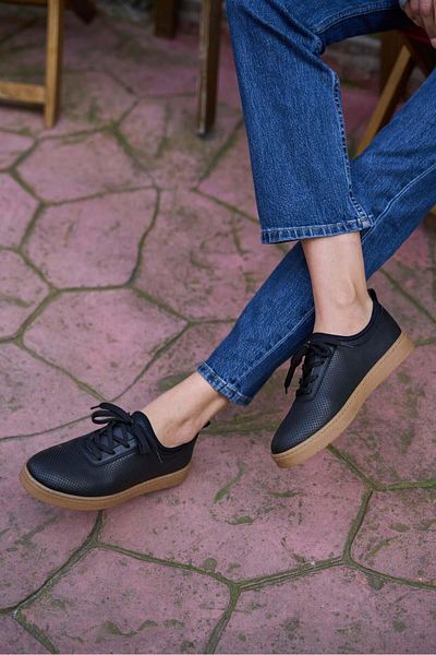Madamra Schwarze, strukturierte Mesh-Sportschuhe für Damen
