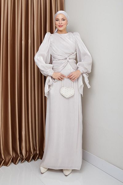 Olcay Yoryo-Abendkleid aus Seide mit Hijab-Motiv – Volant- und Schleifendetail, Ärmelschnürung aus Stein 1224