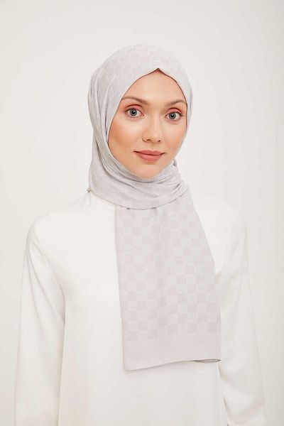 Armine تريند الترا لايت شال فضي بشعار الماركة 18-3128